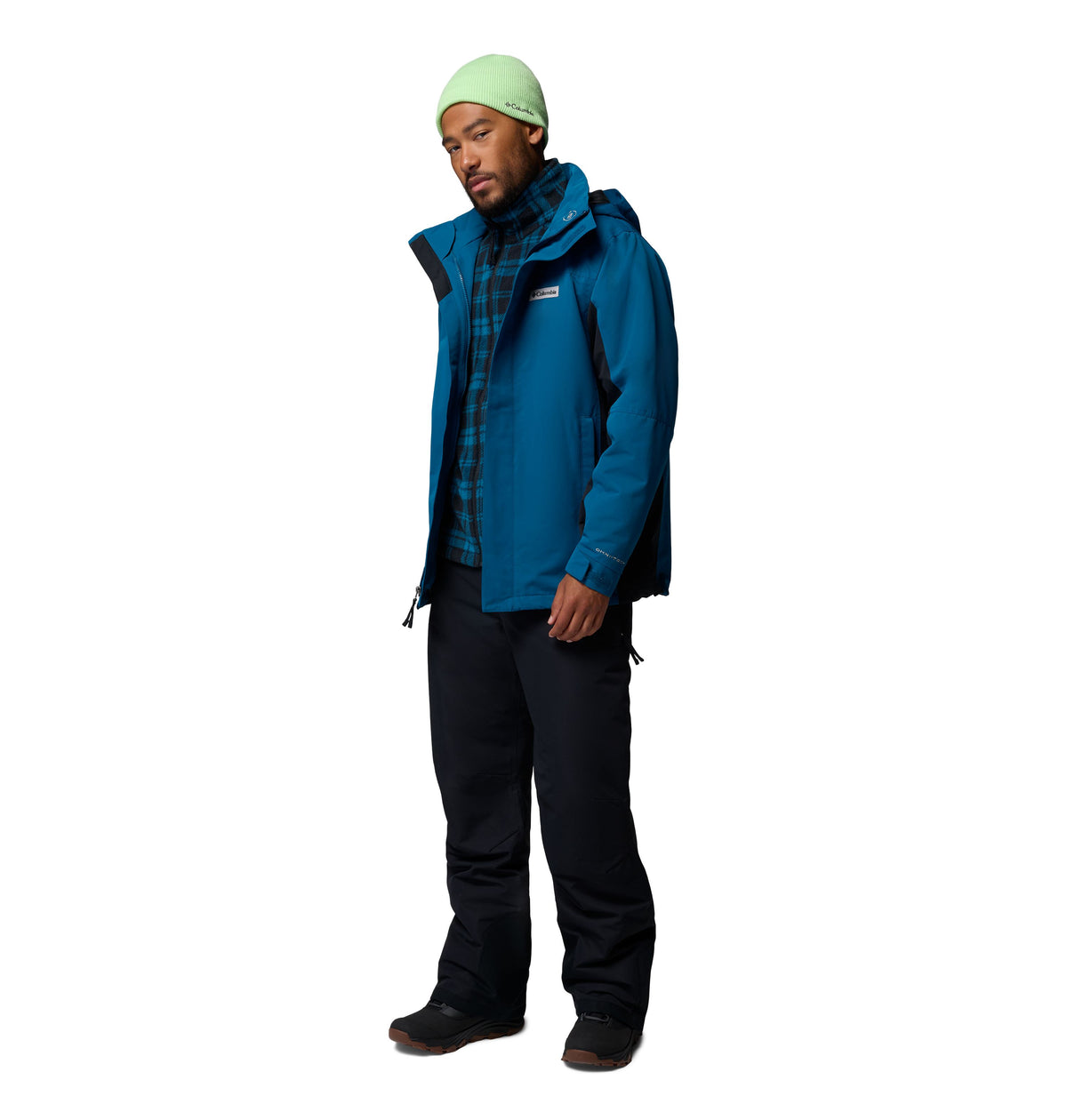 Pantalon de neige Bugaboo VI de Columbia pour hommes, noir, porté avec un manteau d'hiver