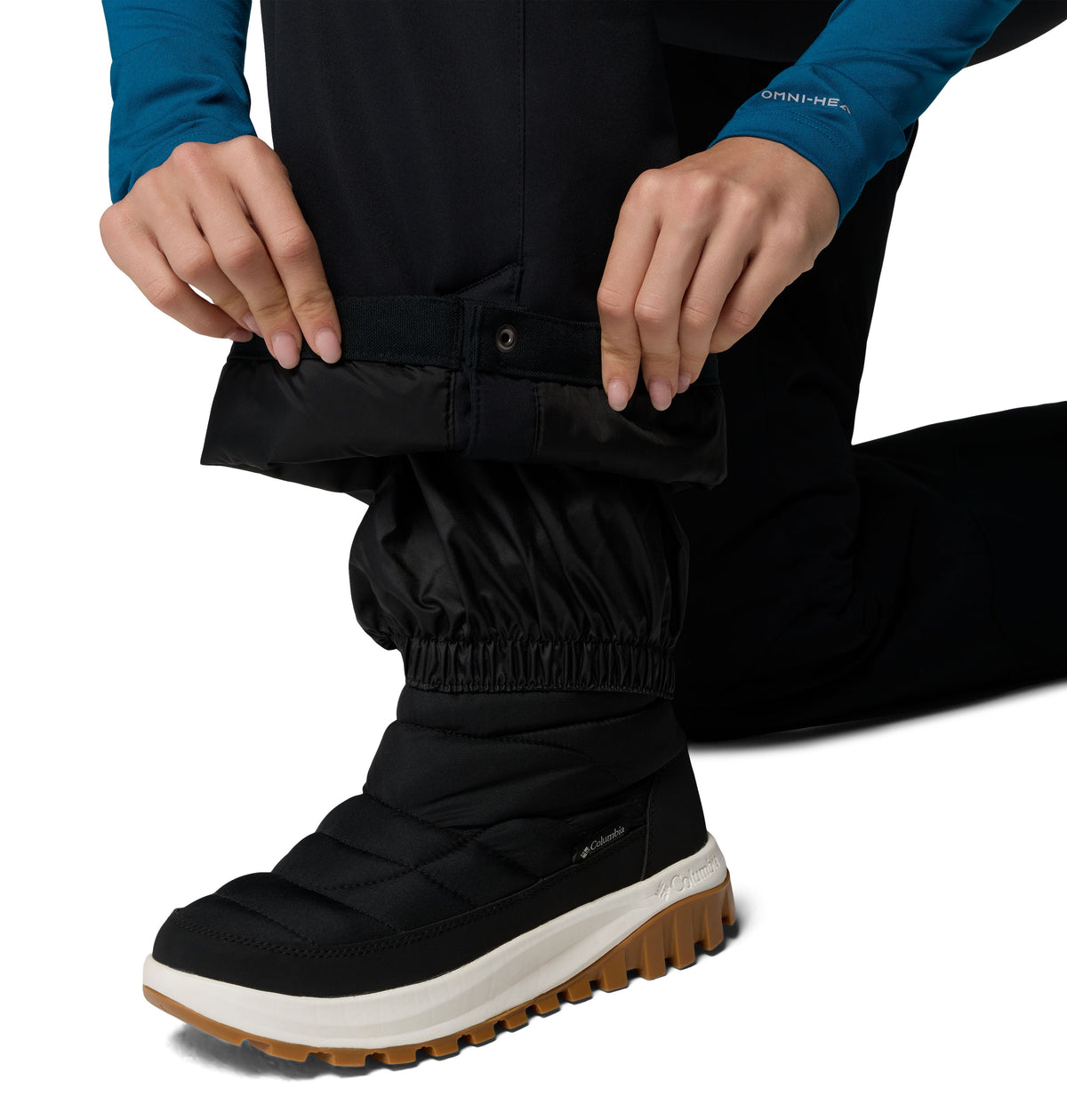 Détail de la guêtre intérieure du pantalon Bugaboo III de Columbia par-dessus une botte