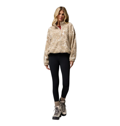 Femme portant le chandail polar Columbia Timber Meadow beige à motif avec legging noir, vue d'ensemble de face