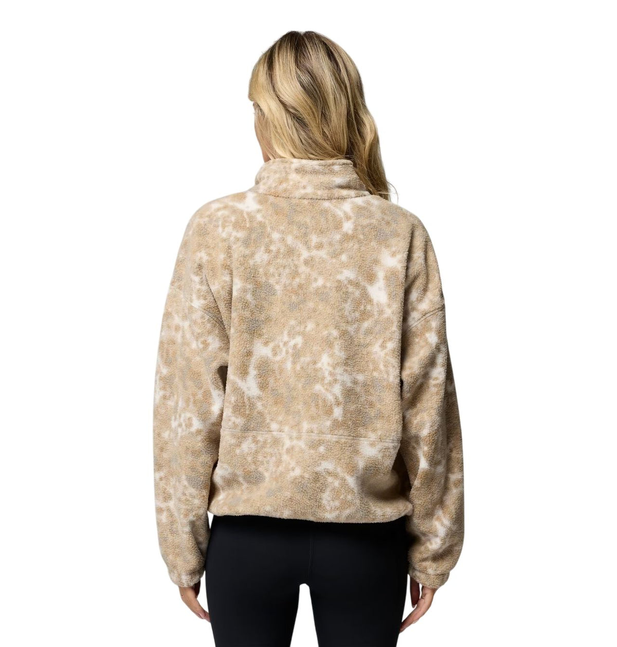 Dos du chandail polar Columbia Timber Meadow pour femmes, beige à motif, porté par un mannequin