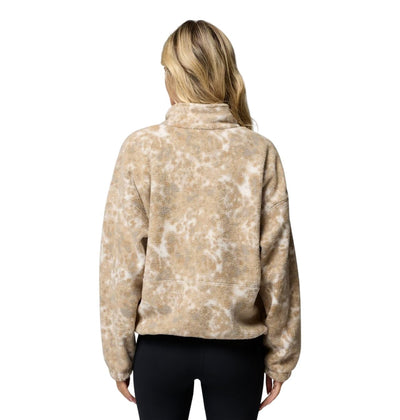 Dos du chandail polar Columbia Timber Meadow pour femmes, beige à motif, porté par un mannequin