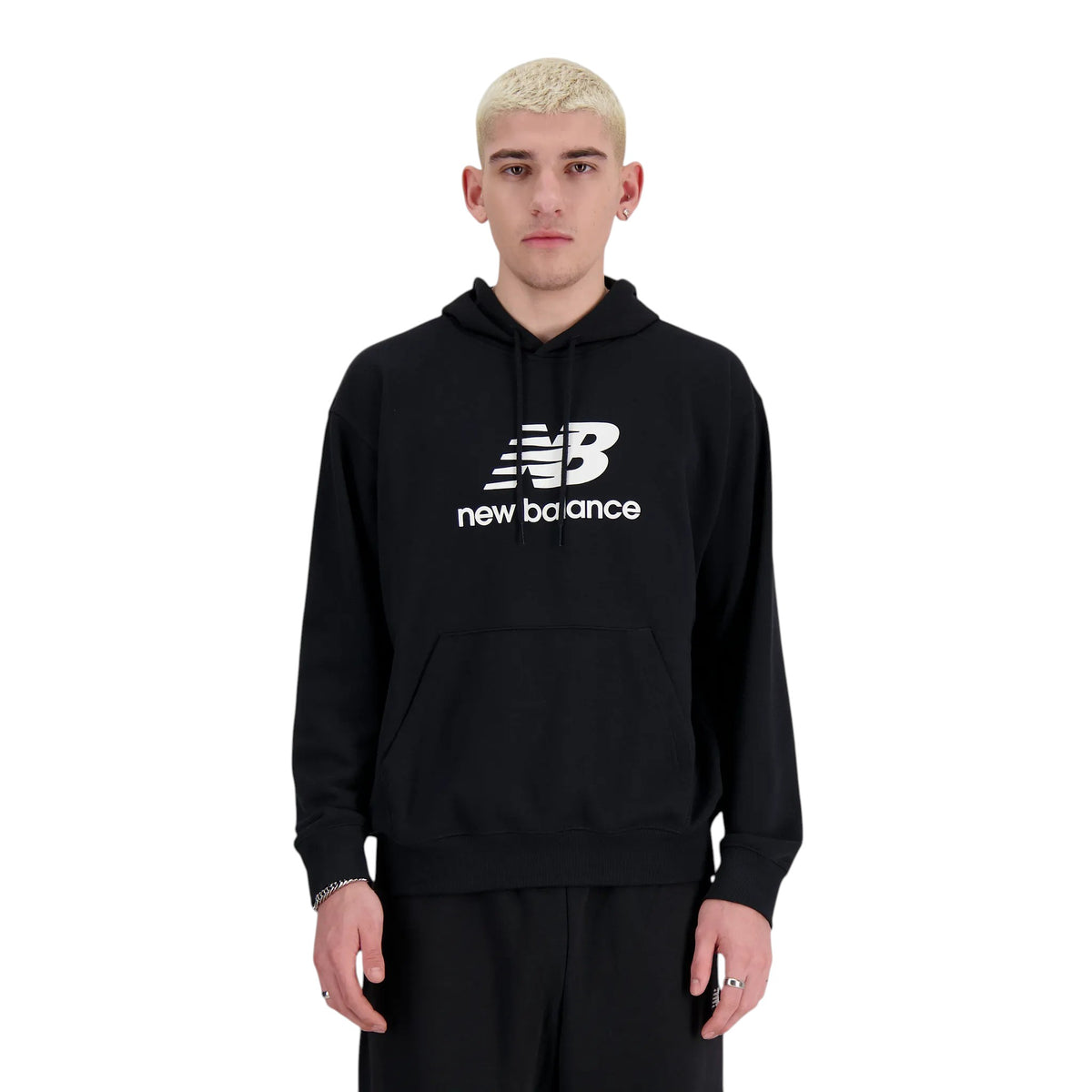 Homme de face portant le coton ouaté à capuchon New Balance Sport Essentials noir avec logo New Balance blanc