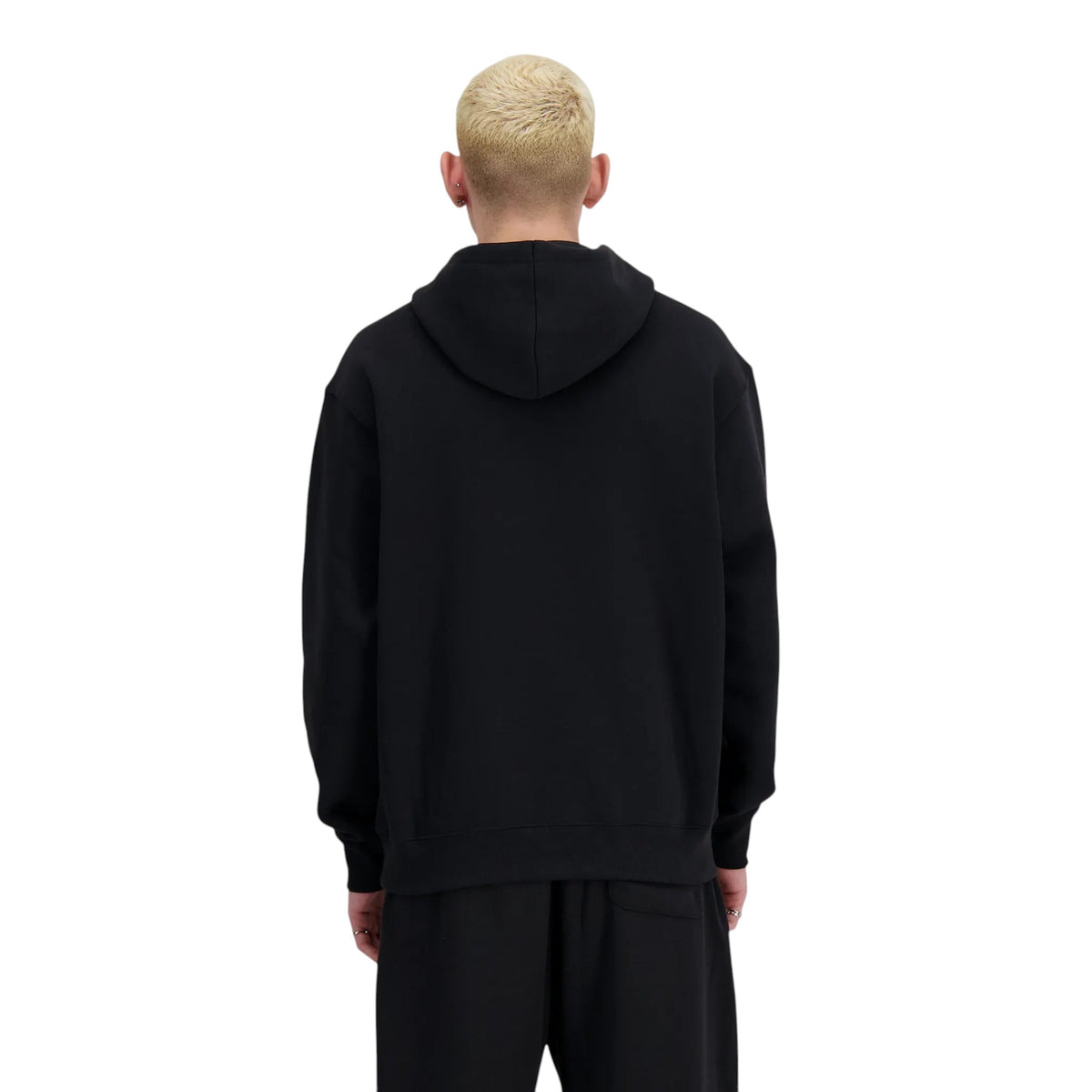 Homme de dos portant le coton ouaté à capuchon New Balance Sport Essentials noir
