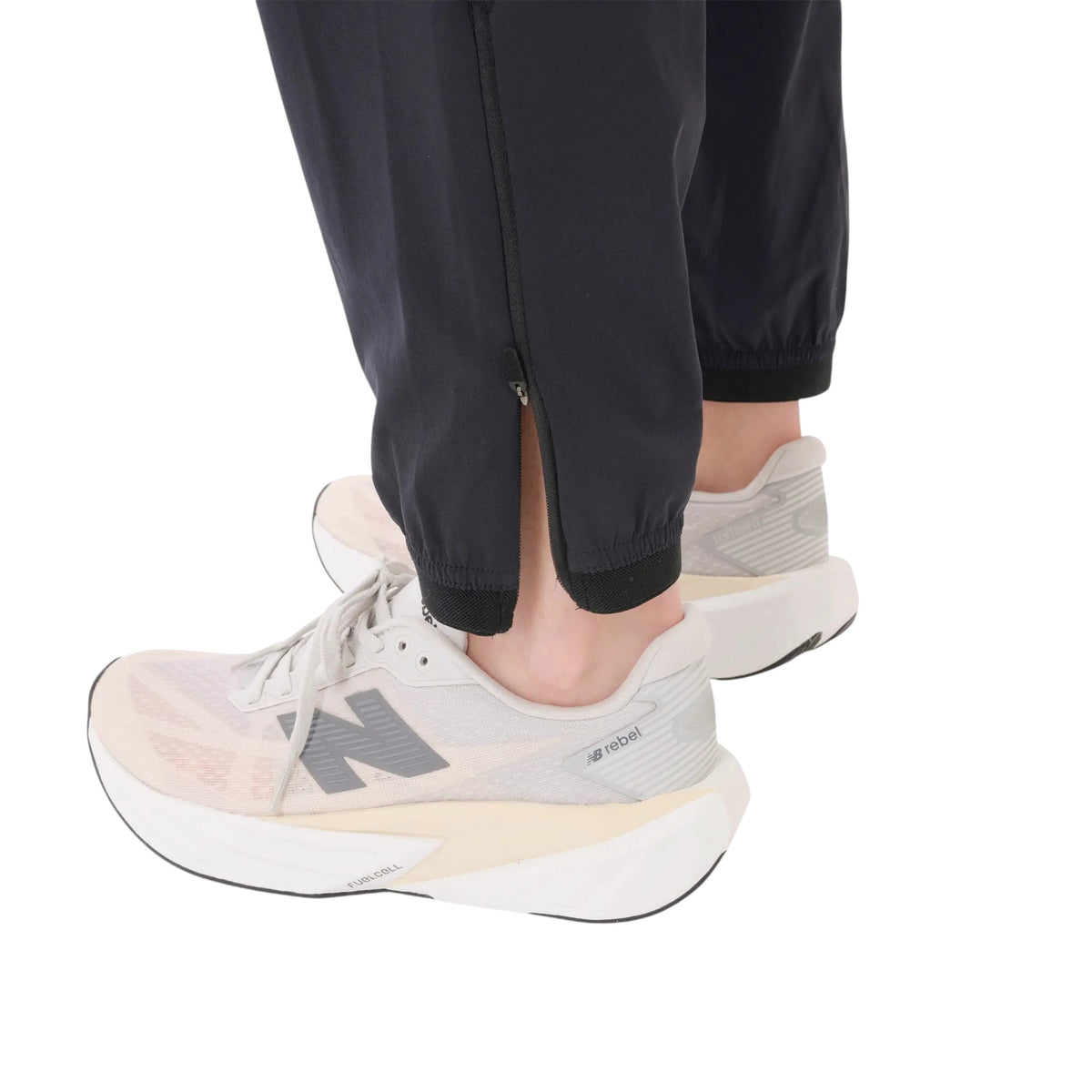 Bas de jambe du pantalon de jogging New Balance noir pour femmes avec fermeture éclair et bord côtelé