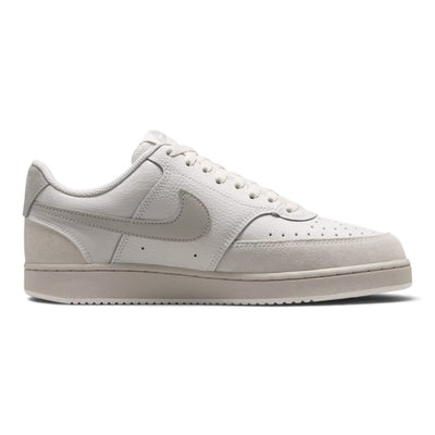 Souliers Nike Court Vision Low Suede beiges pour femmes avec logo Swoosh, vue de côté