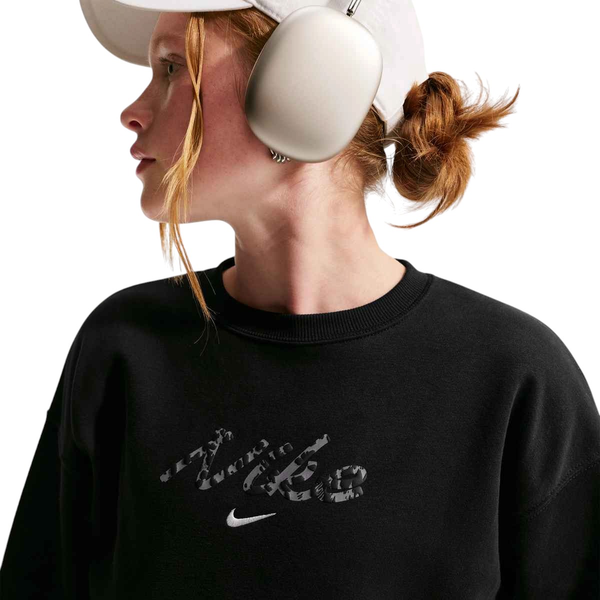 Chandail Nike IM4963 pour garçons, noir, détail du col et du logo sur la poitrine
