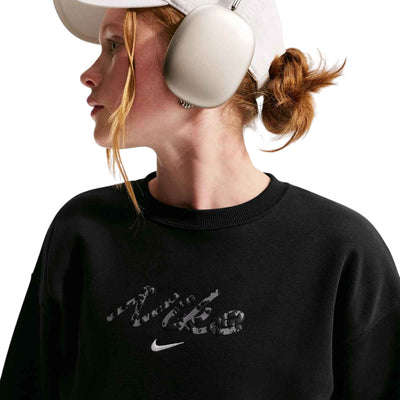 Chandail Nike IM4963 pour garçons, noir, détail du col et du logo sur la poitrine