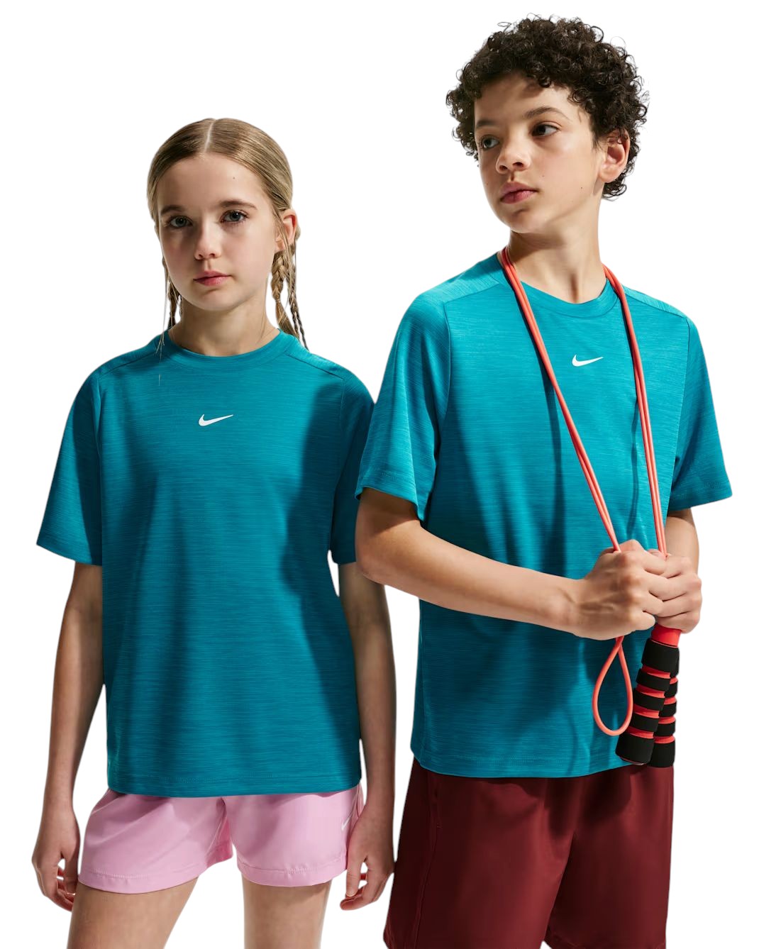 T-shirt Nike Multi turquoise pour enfants porté par deux jeunes, vue de face