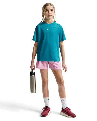 T-shirt Nike Multi turquoise pour enfants porté en pied, vue de face