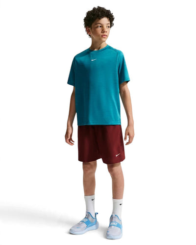 T-shirt Nike Multi turquoise pour enfants porté en pied, autre modèle, vue de face