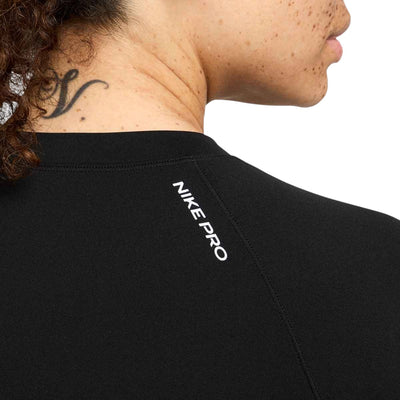 Chandail à manches longues Nike Pro noir pour femmes, détail de l'inscription NIKE PRO au dos du col