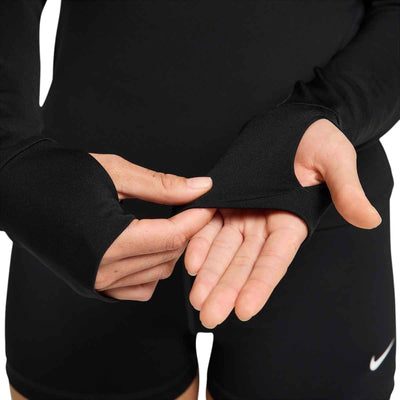 Chandail à manches longues Nike Pro noir pour femmes, détail du trou pour le pouce