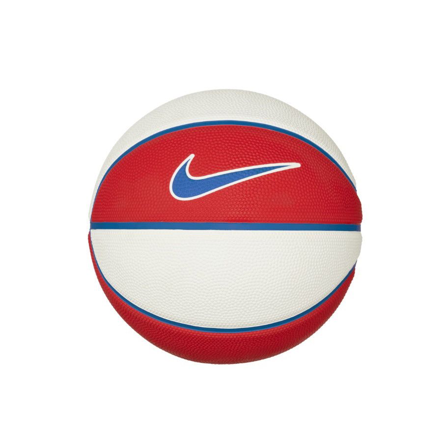 Ballon de basketball Nike Skills rouge et blanc avec logo Nike bleu, vue de face