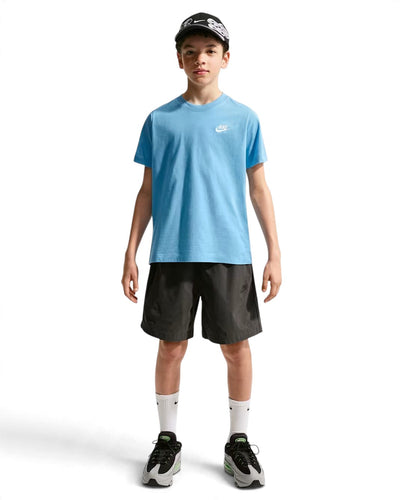 T-shirt Nike Sportswear pour enfants, bleu pâle, enfant en pied, vue de face