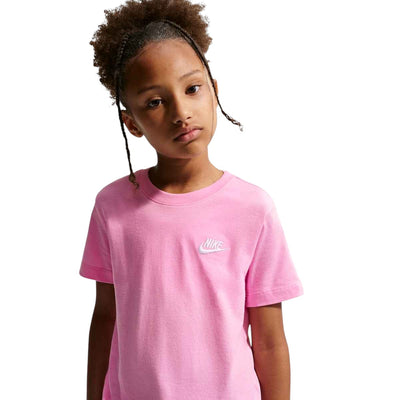 T-shirt Nike Sportswear pour enfants, rose, vue de face sur un enfant, logo brodé sur la poitrine