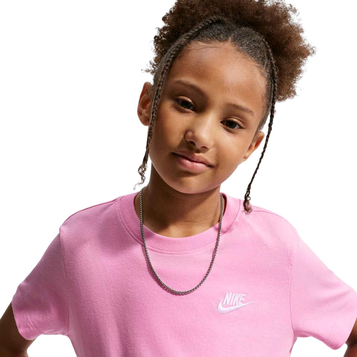 T-shirt Nike Sportswear pour enfants, rose, gros plan sur le logo Nike brodé et le col rond