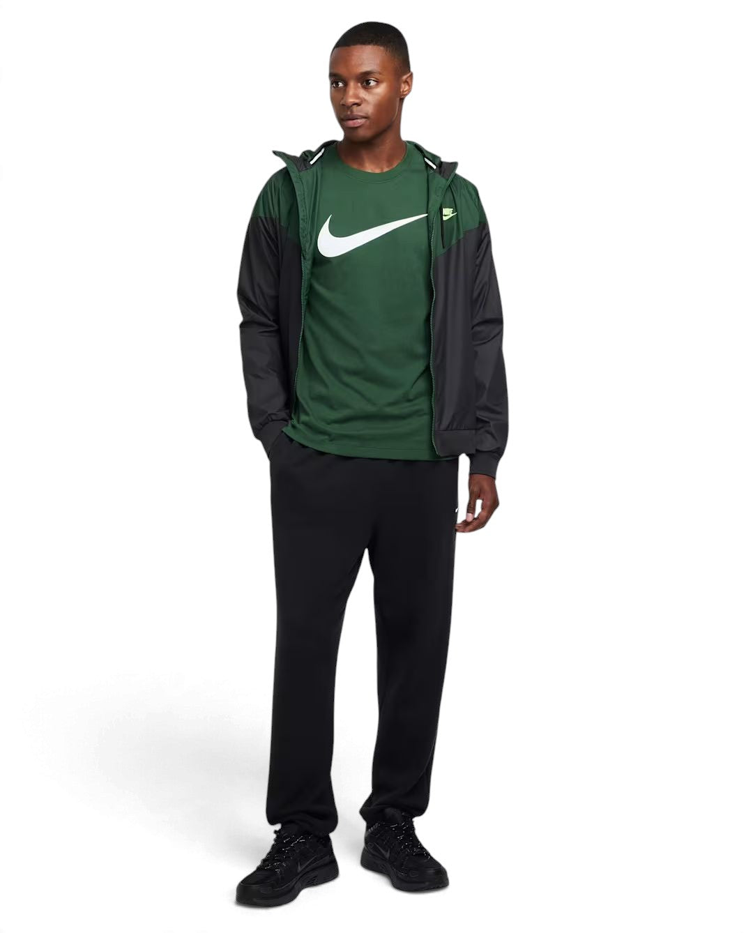 T-shirt Nike Sportswear Swoosh vert pour hommes porté sous une veste, vue de face