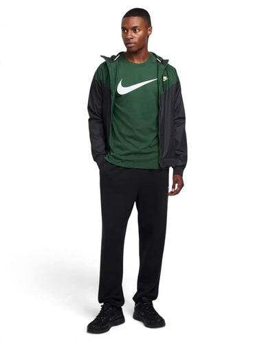 T-shirt Nike Sportswear Swoosh vert pour hommes porté sous une veste, vue de face