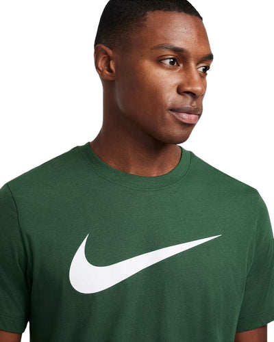 T-shirt Nike Sportswear Swoosh vert pour hommes, détail du grand logo Swoosh