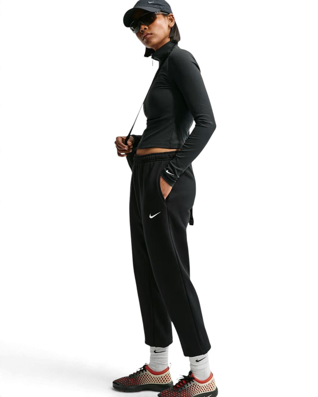 Jogger Nike Studio Fleece noir pour femmes porté en pied, vue de côté