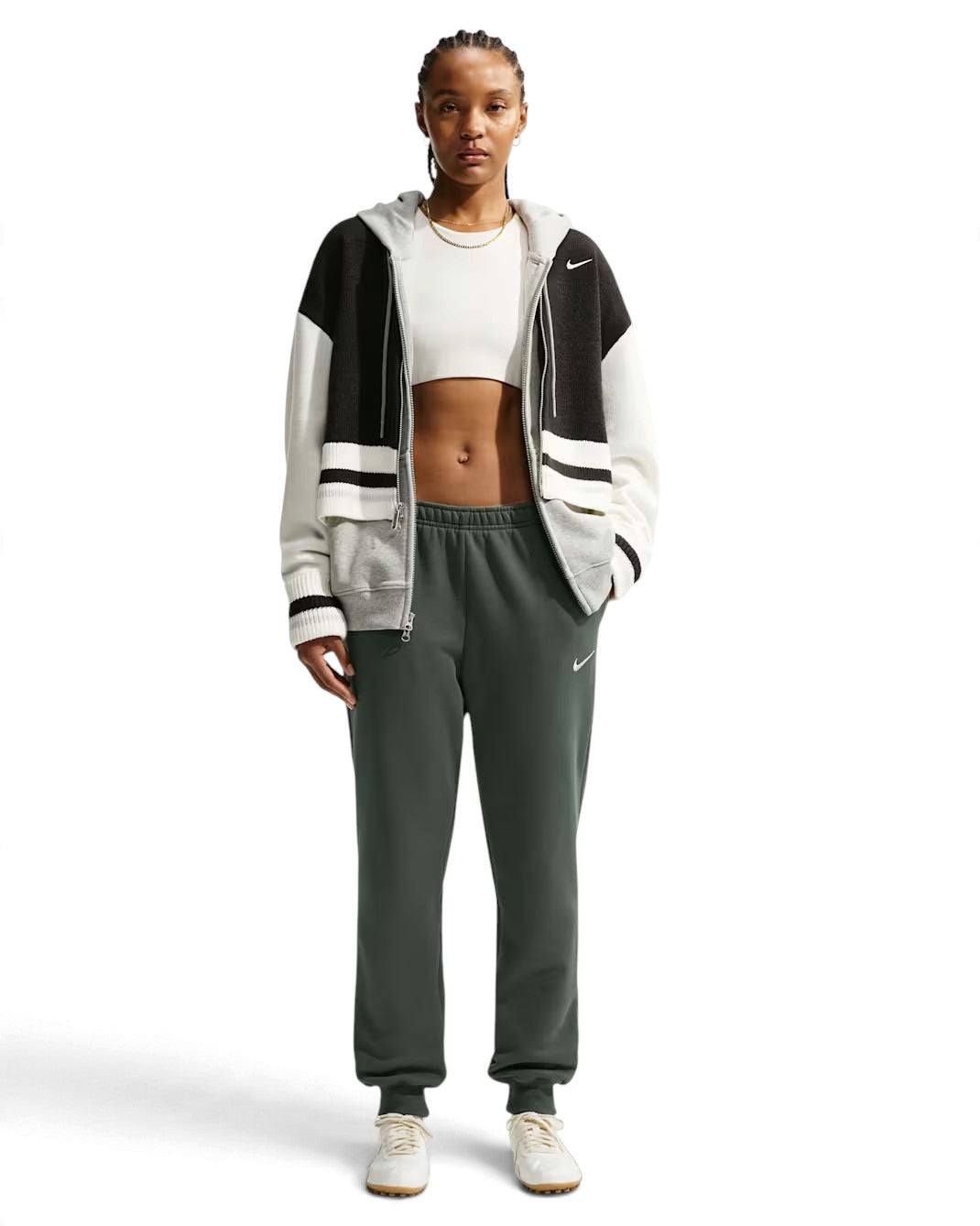 Jogger Nike Studio Fleece vert pour femmes porté avec une veste, vue de face