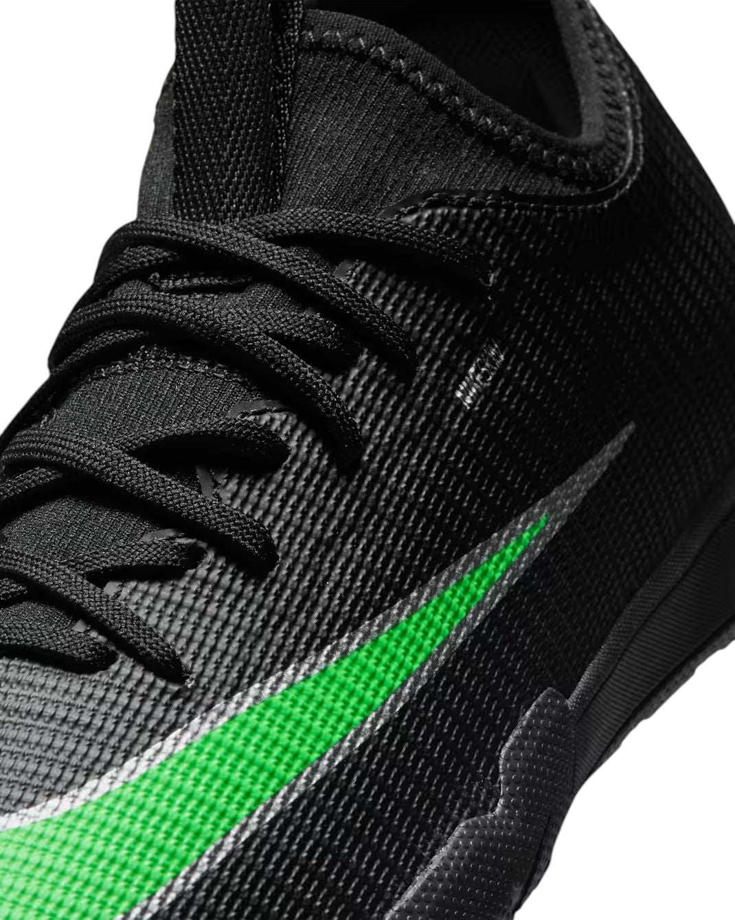 Détail des lacets et de l'empeigne du soulier de futsal Nike Mercurial Vapor 17 Academy pour enfants, noir et vert