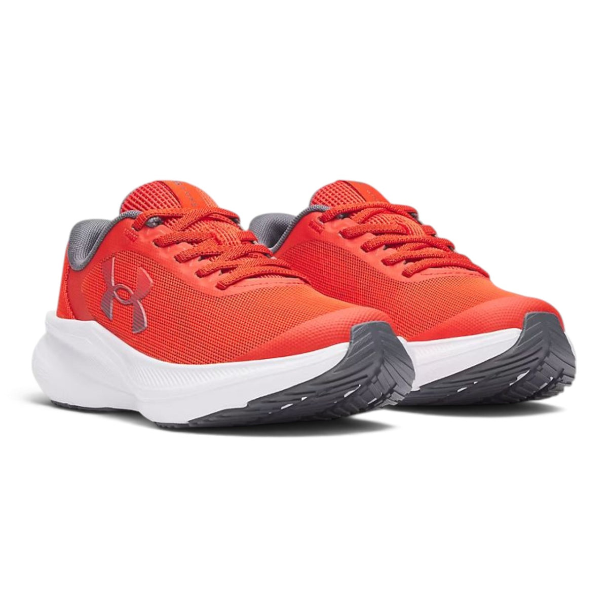 Souliers Under Armour UA Chase rouges pour enfants, vue en angle de la paire
